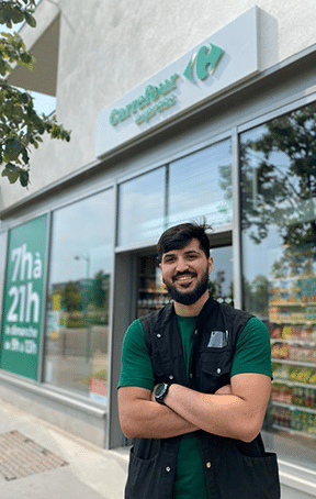 franchisé Carrefour Express devant son magasin