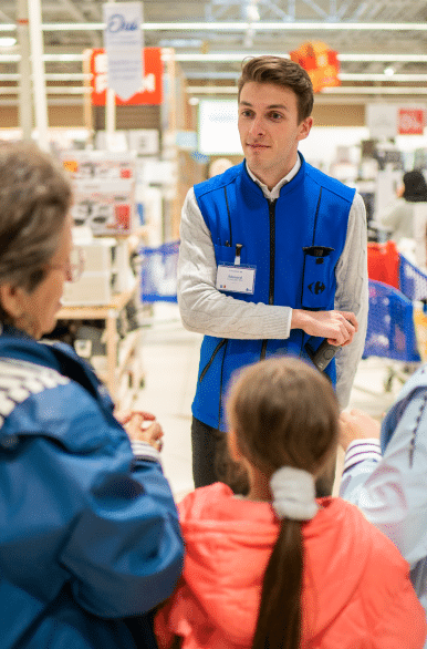 Collaborateur Carrefour conseillant des clients