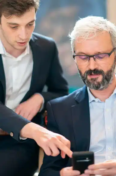 Deux hommes collaborant au travail
